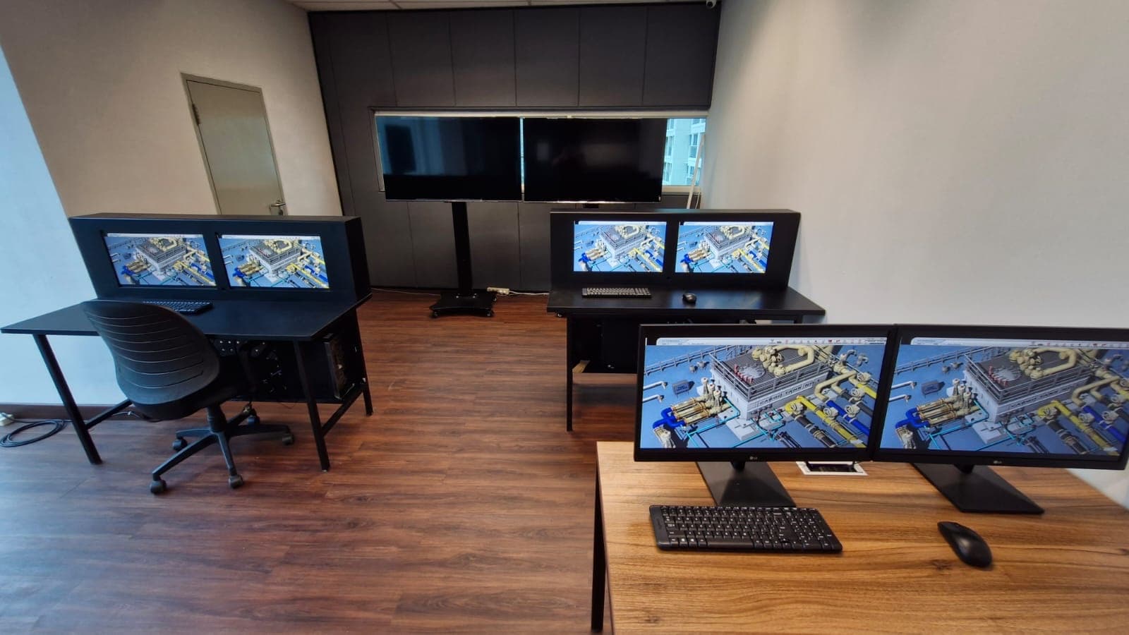 Computer simulator workstations for technical maritime training