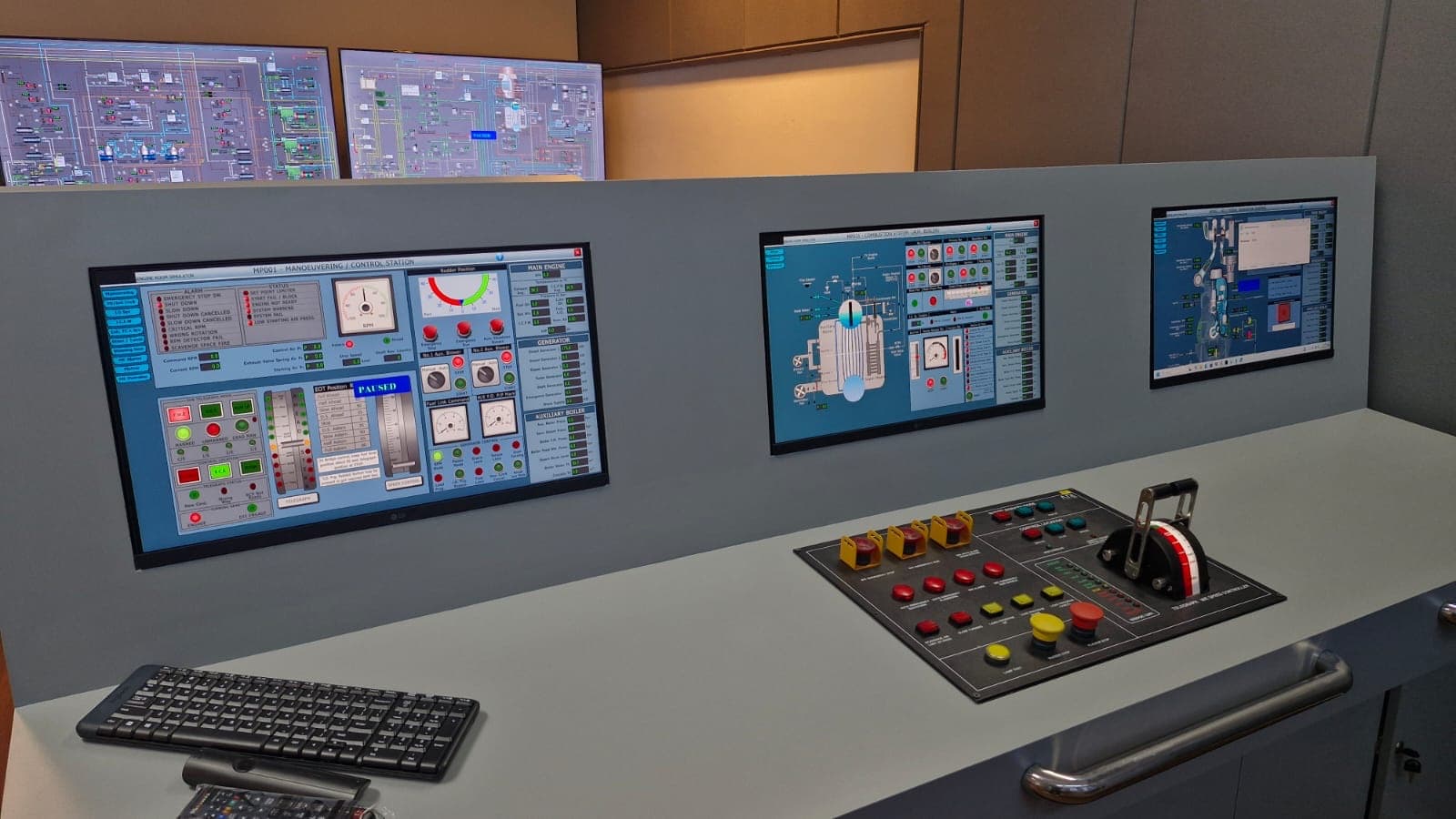 Marine engine control simulator with operational displays and controls